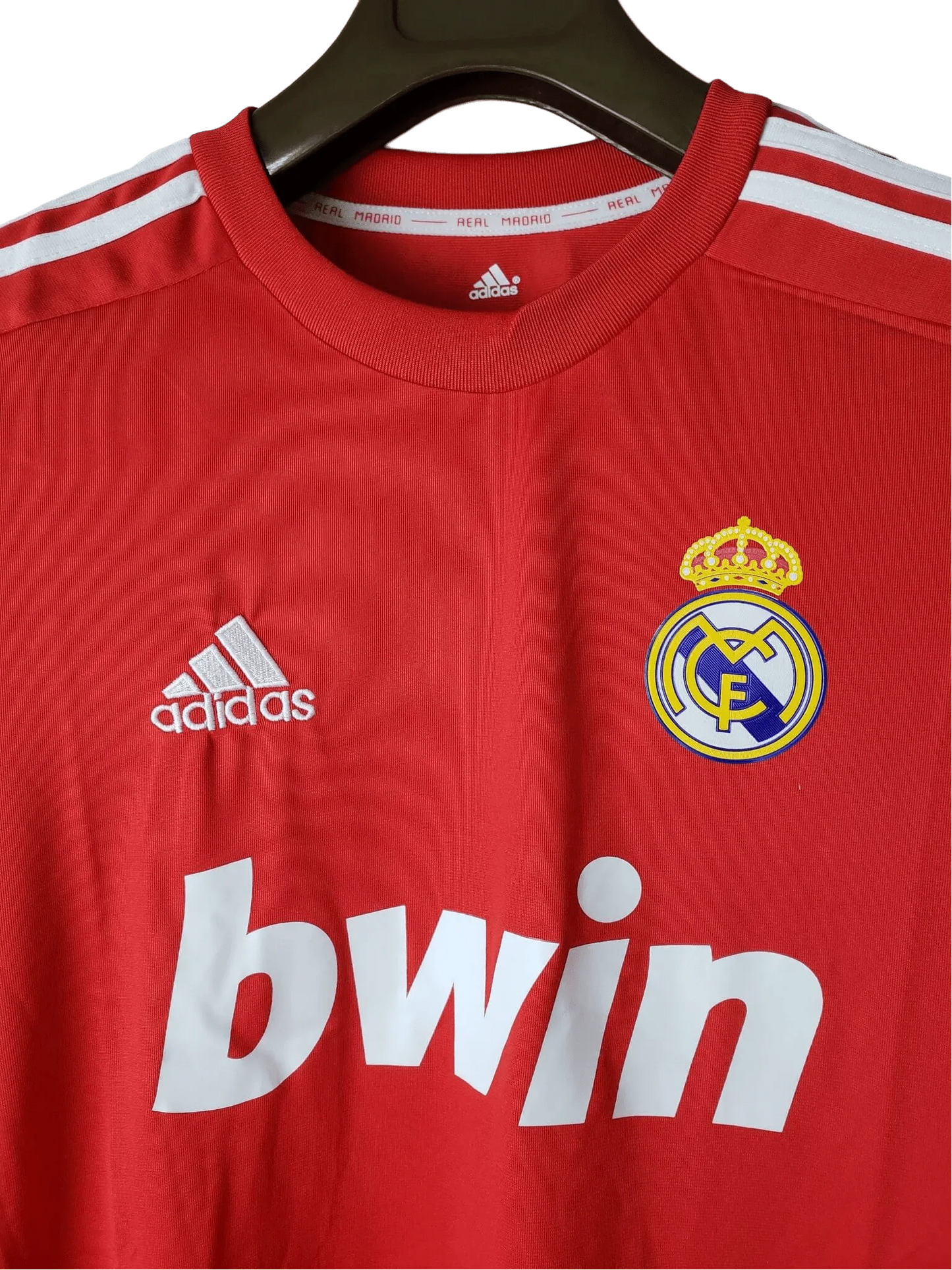 https://cdn.shopify.com/s/files/1/0826/7228/8075/files/20112012-real-madrid-bwin-third-retro-kit-long-sleeve-264843.webp?v=1741197465