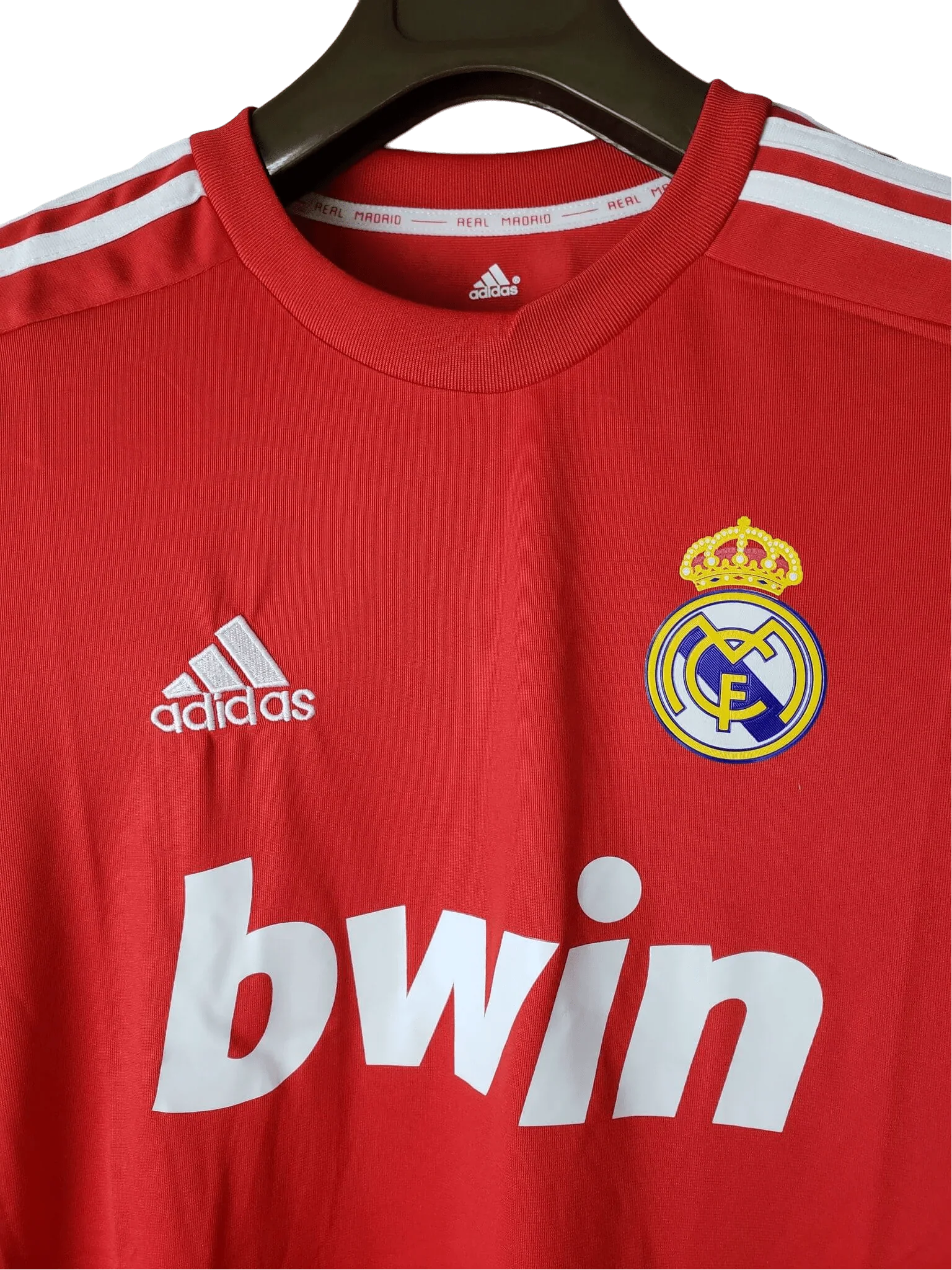 https://cdn.shopify.com/s/files/1/0826/7228/8075/files/20112012-real-madrid-bwin-third-retro-kit-long-sleeve-264843.webp?v=1741197465