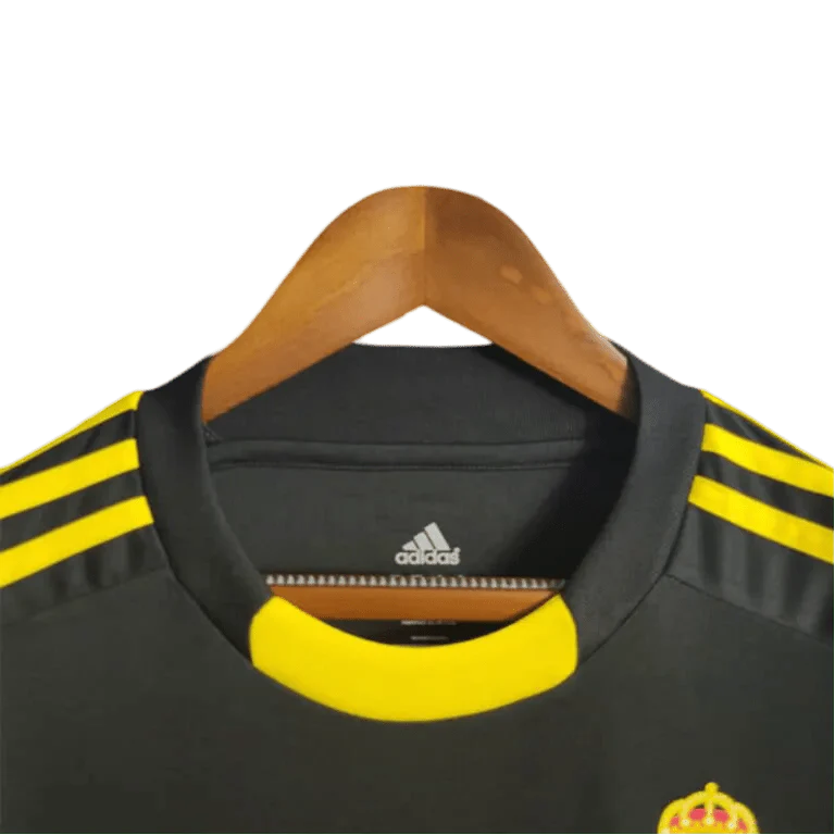 https://cdn.shopify.com/s/files/1/0826/7228/8075/files/20112012-real-madrid-bwin-vintage-goalkeeper-black-retro-kit-159796.webp?v=1741197271