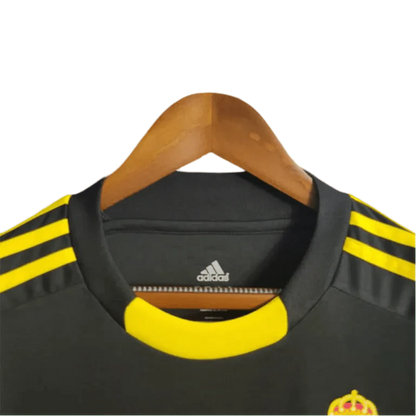 https://cdn.shopify.com/s/files/1/0826/7228/8075/files/20112012-real-madrid-bwin-vintage-goalkeeper-black-retro-kit-159796.webp?v=1741197271