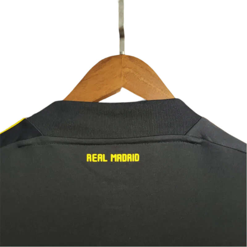 https://cdn.shopify.com/s/files/1/0826/7228/8075/files/20112012-real-madrid-bwin-vintage-goalkeeper-black-retro-kit-467868.webp?v=1741197271