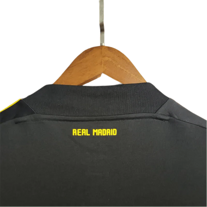 https://cdn.shopify.com/s/files/1/0826/7228/8075/files/20112012-real-madrid-bwin-vintage-goalkeeper-black-retro-kit-467868.webp?v=1741197271