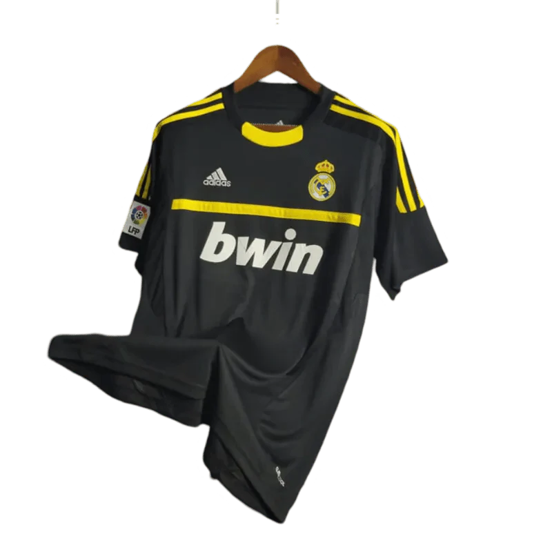 https://cdn.shopify.com/s/files/1/0826/7228/8075/files/20112012-real-madrid-bwin-vintage-goalkeeper-black-retro-kit-578922.webp?v=1741197273