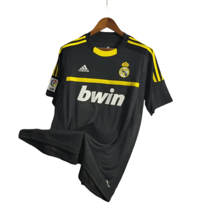 https://cdn.shopify.com/s/files/1/0826/7228/8075/files/20112012-real-madrid-bwin-vintage-goalkeeper-black-retro-kit-578922.webp?v=1741197273