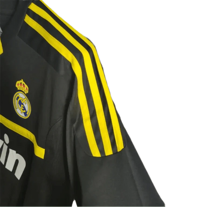 https://cdn.shopify.com/s/files/1/0826/7228/8075/files/20112012-real-madrid-bwin-vintage-goalkeeper-black-retro-kit-743645.webp?v=1741197271