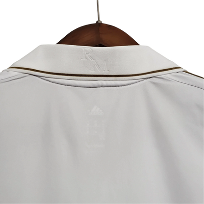 https://cdn.shopify.com/s/files/1/0826/7228/8075/files/20112012-real-madrid-bwin-white-home-retro-kit-classickits433-303483.webp?v=1741198457