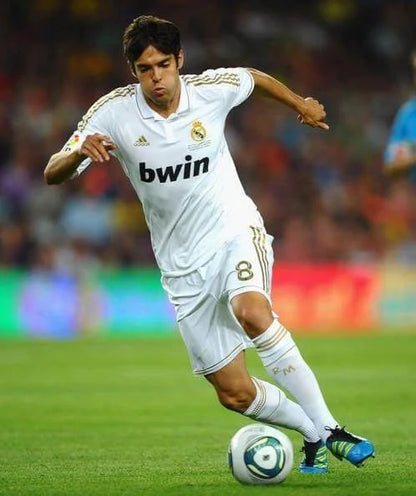 https://cdn.shopify.com/s/files/1/0826/7228/8075/files/20112012-real-madrid-bwin-white-home-retro-kit-classickits433-559614.webp?v=1741198456