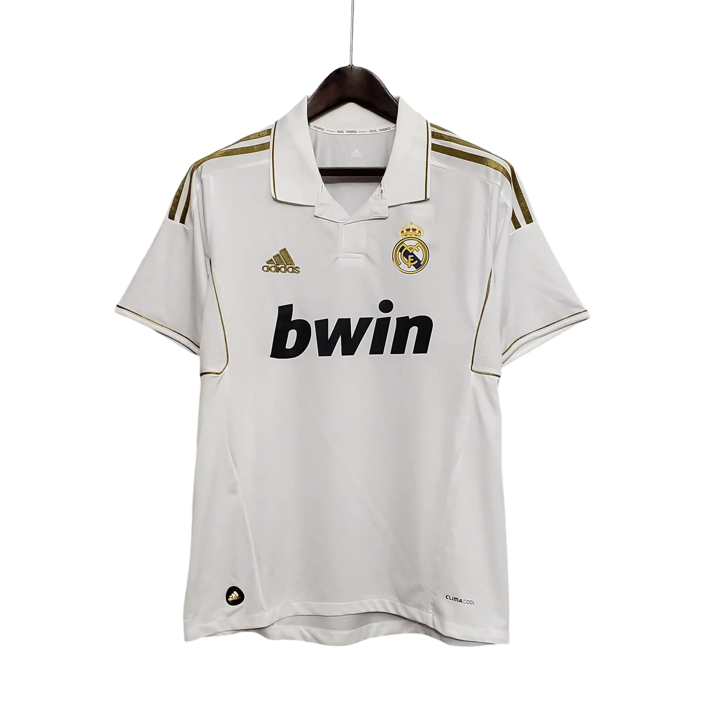 https://cdn.shopify.com/s/files/1/0826/7228/8075/files/20112012-real-madrid-bwin-white-home-retro-kit-classickits433-728434.webp?v=1741198454