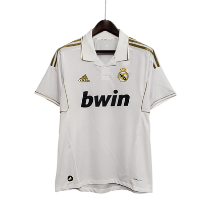 https://cdn.shopify.com/s/files/1/0826/7228/8075/files/20112012-real-madrid-bwin-white-home-retro-kit-classickits433-728434.webp?v=1741198454