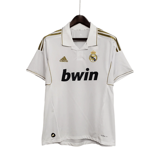 https://cdn.shopify.com/s/files/1/0826/7228/8075/files/20112012-real-madrid-bwin-white-home-retro-kit-classickits433-728434.webp?v=1741198454