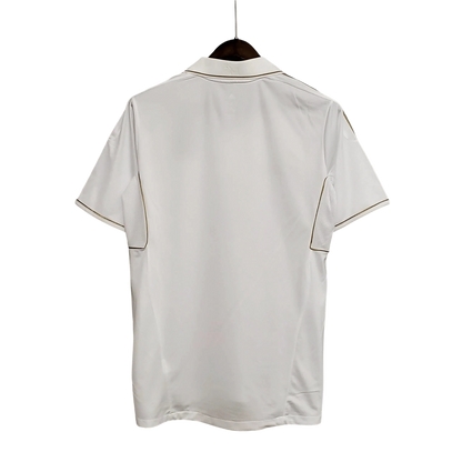 https://cdn.shopify.com/s/files/1/0826/7228/8075/files/20112012-real-madrid-bwin-white-home-retro-kit-classickits433-817459.webp?v=1741198454