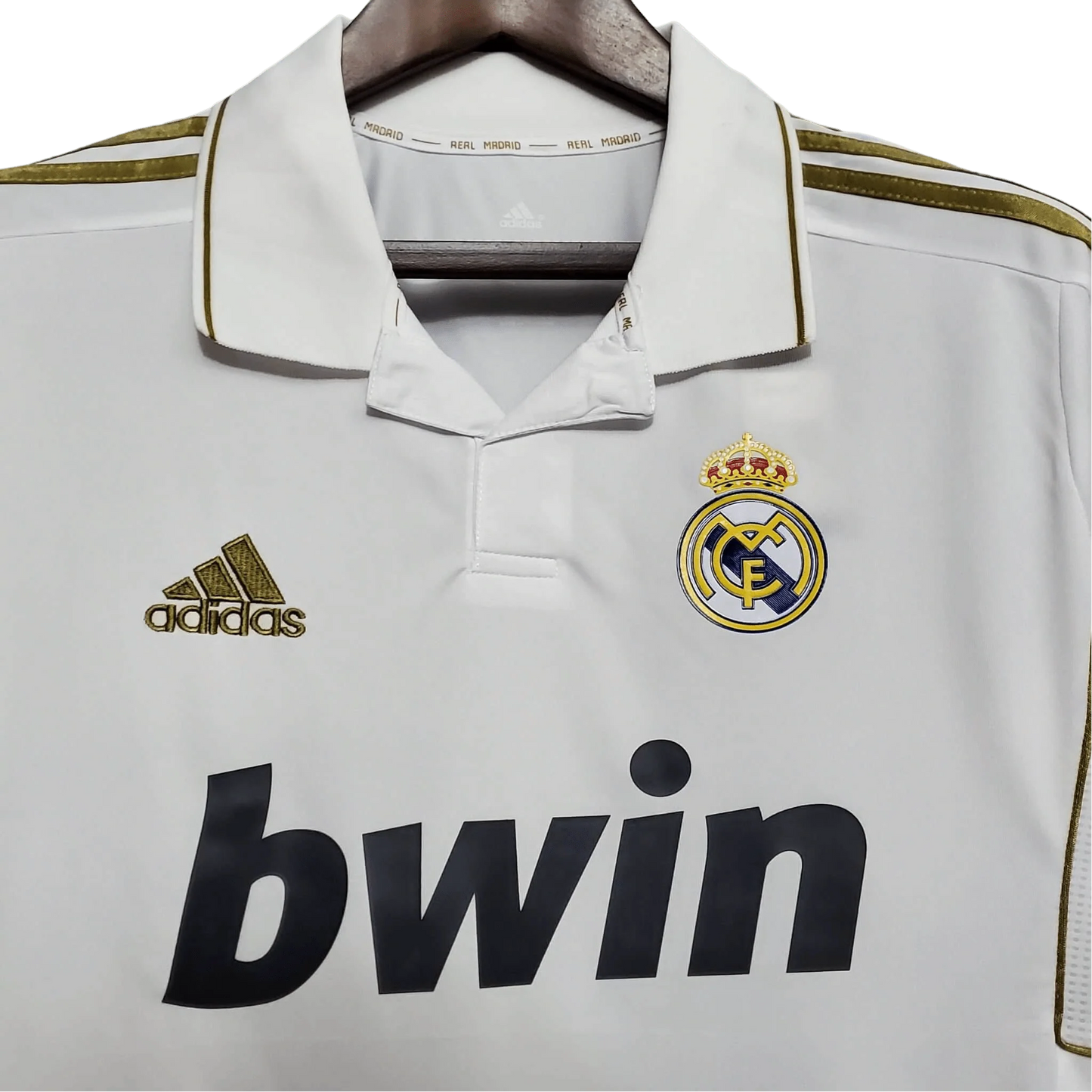 https://cdn.shopify.com/s/files/1/0826/7228/8075/files/20112012-real-madrid-bwin-white-home-retro-kit-classickits433-909104.webp?v=1741198455