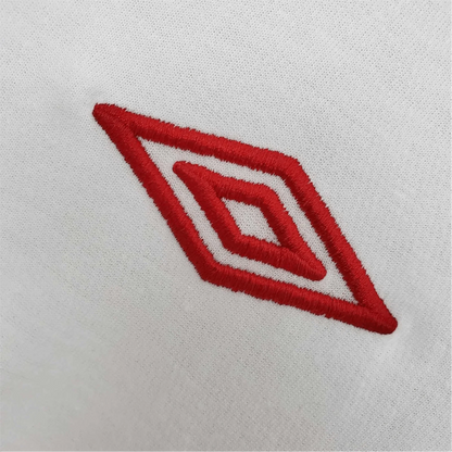 https://cdn.shopify.com/s/files/1/0826/7228/8075/files/2012-england-home-retro-kit-125980.webp?v=1741196956