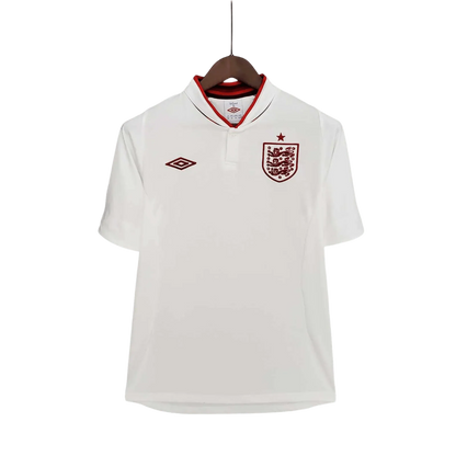 https://cdn.shopify.com/s/files/1/0826/7228/8075/files/2012-england-home-retro-kit-128298.webp?v=1741196952