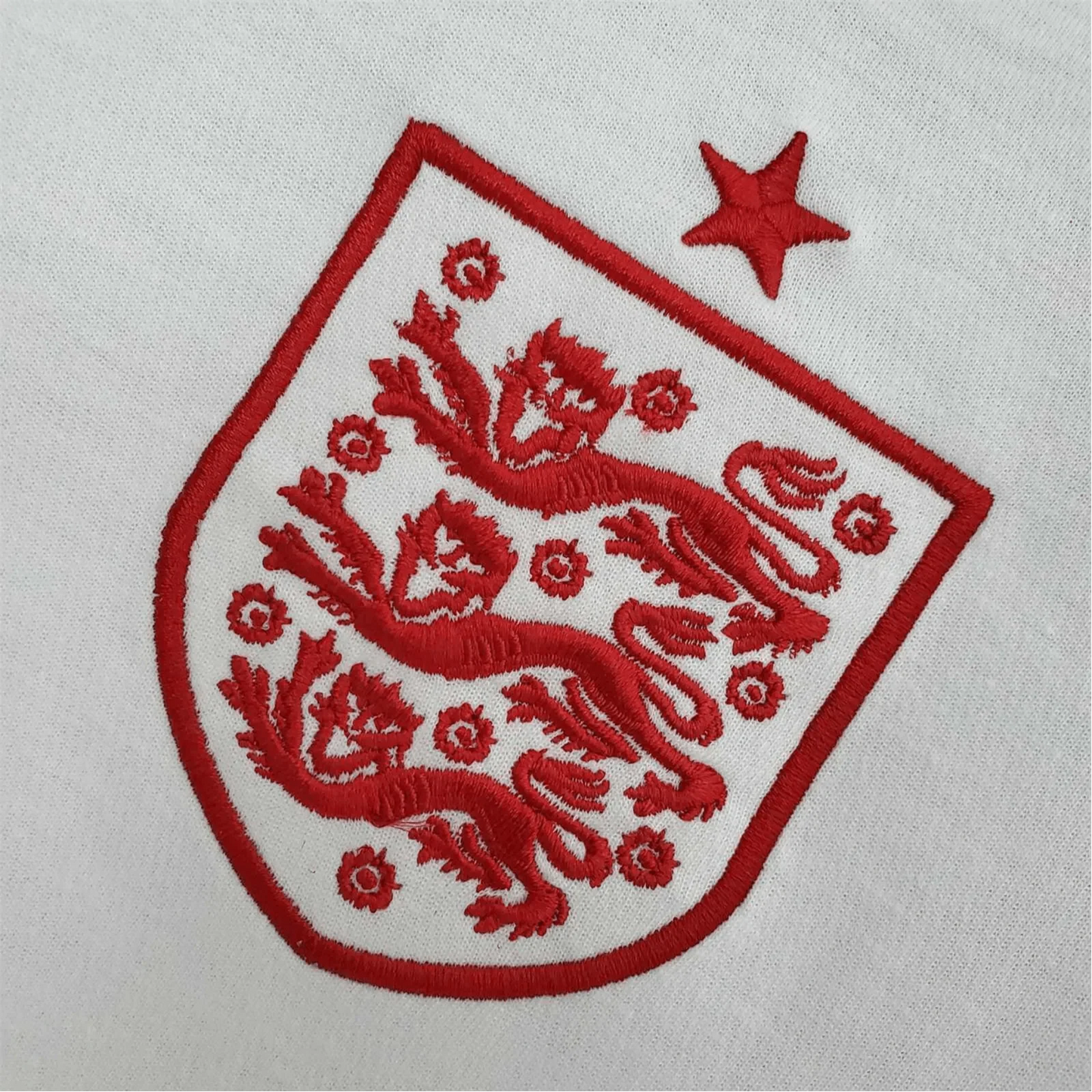 https://cdn.shopify.com/s/files/1/0826/7228/8075/files/2012-england-home-retro-kit-262925.webp?v=1741196955