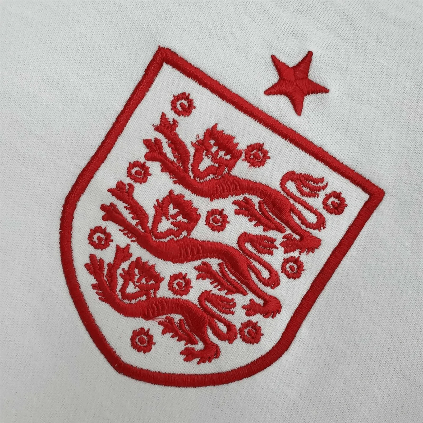 https://cdn.shopify.com/s/files/1/0826/7228/8075/files/2012-england-home-retro-kit-262925.webp?v=1741196955