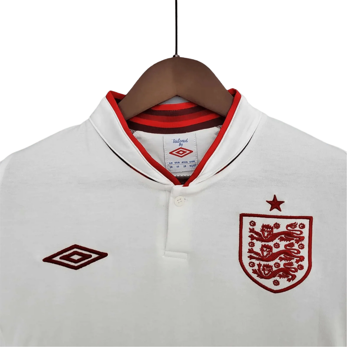 https://cdn.shopify.com/s/files/1/0826/7228/8075/files/2012-england-home-retro-kit-367926.webp?v=1741196956