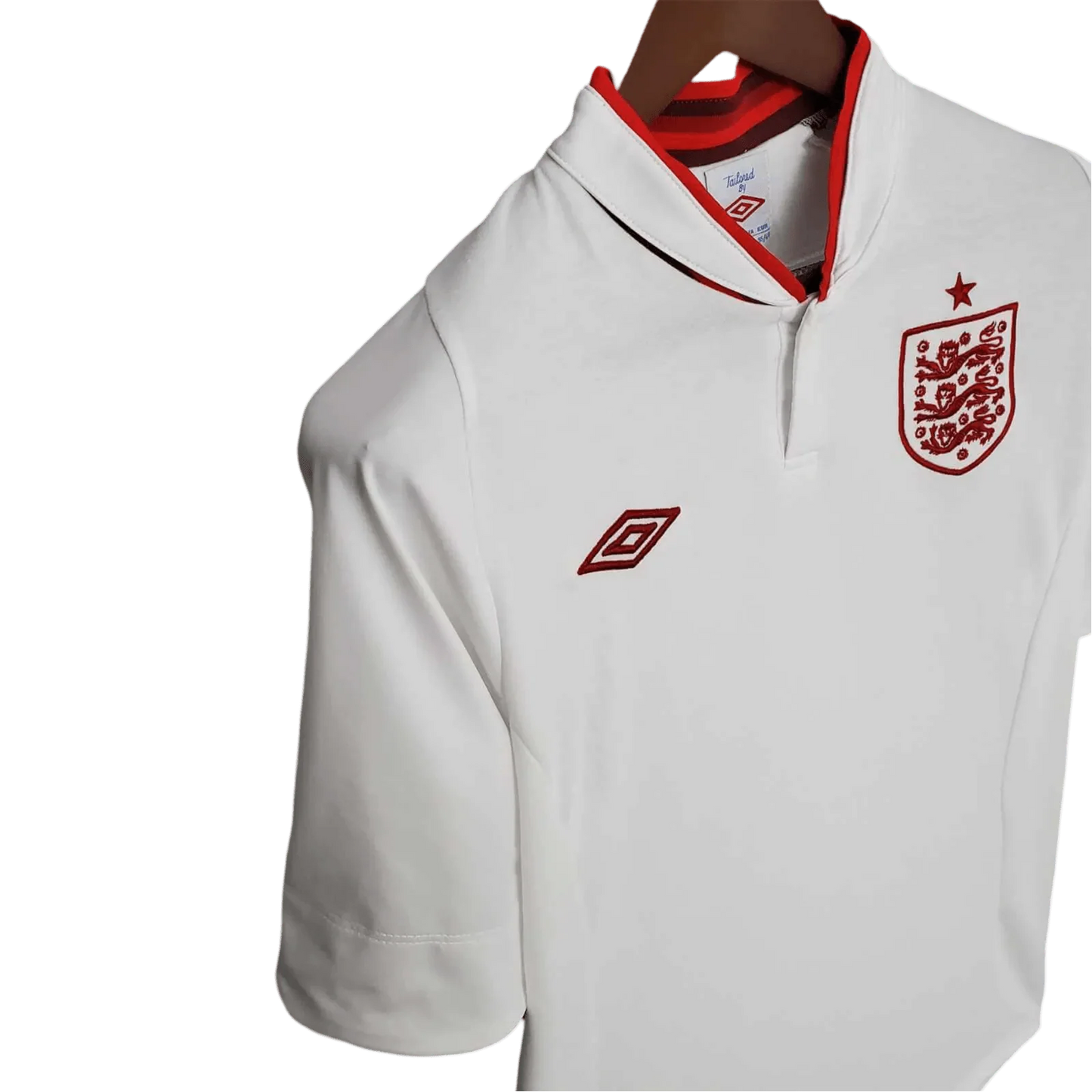 https://cdn.shopify.com/s/files/1/0826/7228/8075/files/2012-england-home-retro-kit-420557.webp?v=1741196951