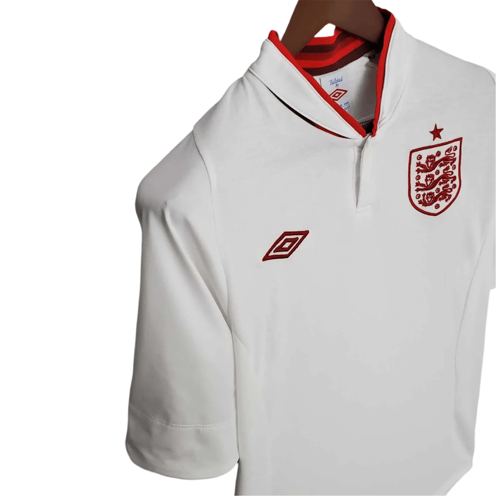 https://cdn.shopify.com/s/files/1/0826/7228/8075/files/2012-england-home-retro-kit-420557.webp?v=1741196951