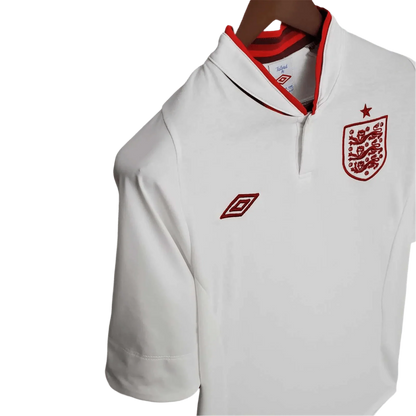 https://cdn.shopify.com/s/files/1/0826/7228/8075/files/2012-england-home-retro-kit-420557.webp?v=1741196951