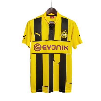 https://cdn.shopify.com/s/files/1/0826/7228/8075/files/20122013-borussia-dortmund-evonik-home-retro-kit-classickits433-227919.webp?v=1741199394