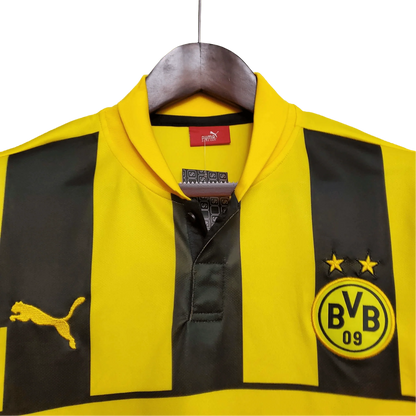 https://cdn.shopify.com/s/files/1/0826/7228/8075/files/20122013-borussia-dortmund-evonik-home-retro-kit-classickits433-250602.webp?v=1741199396