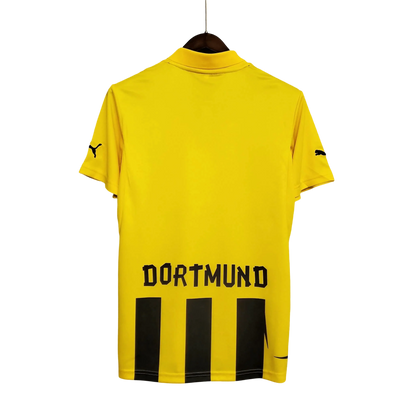 https://cdn.shopify.com/s/files/1/0826/7228/8075/files/20122013-borussia-dortmund-evonik-home-retro-kit-classickits433-471740.webp?v=1741199395