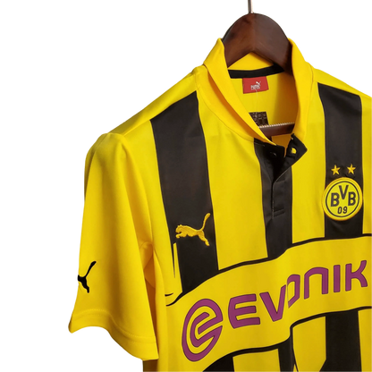 https://cdn.shopify.com/s/files/1/0826/7228/8075/files/20122013-borussia-dortmund-evonik-home-retro-kit-classickits433-739422.webp?v=1741199394