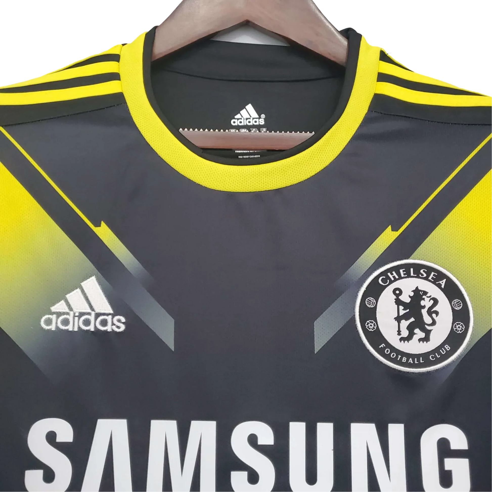 https://cdn.shopify.com/s/files/1/0826/7228/8075/files/20122013-cheisea-samsung-away-third-retro-kit-classickits433-877968.webp?v=1741198271
