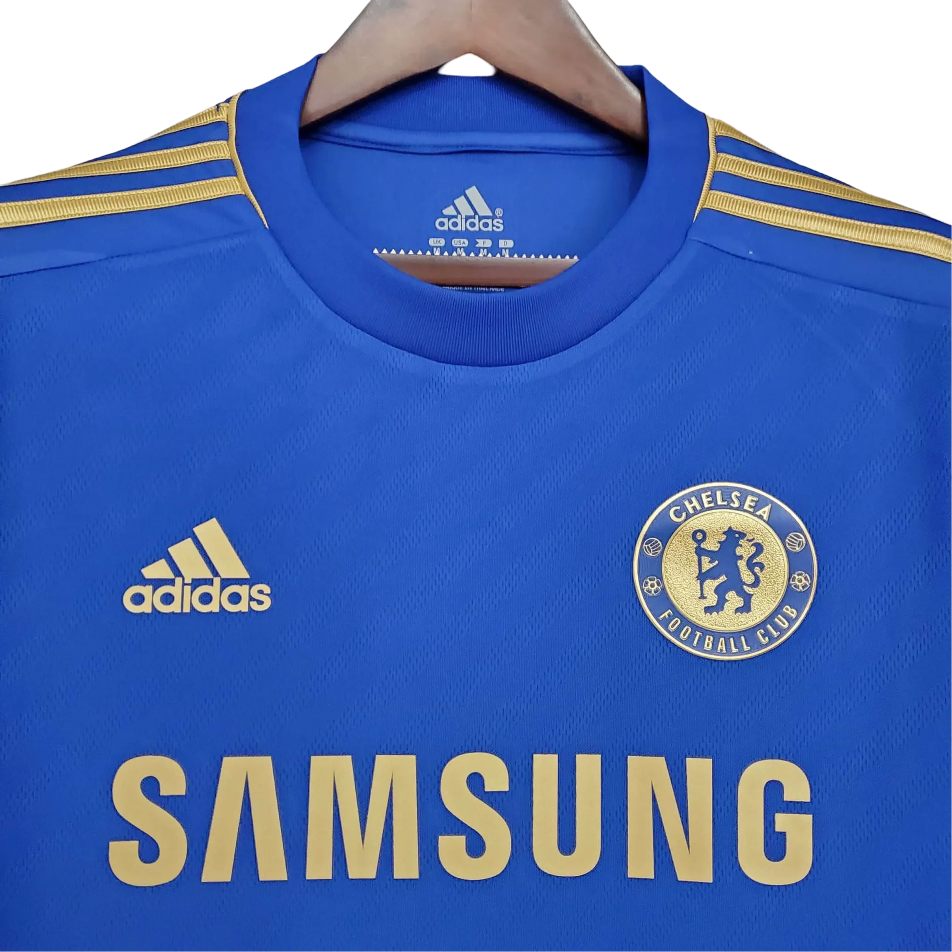 https://cdn.shopify.com/s/files/1/0826/7228/8075/files/20122013-chelsea-samsung-home-retro-kit-classickits433-505556.webp?v=1741198259