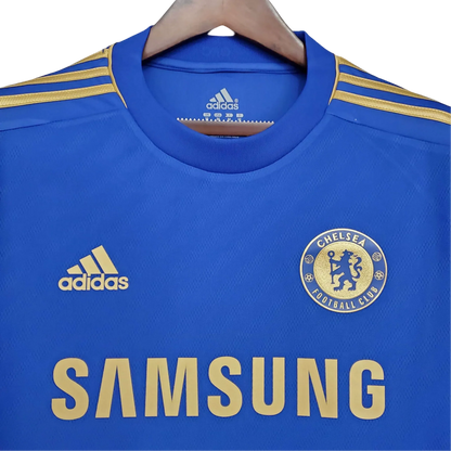 https://cdn.shopify.com/s/files/1/0826/7228/8075/files/20122013-chelsea-samsung-home-retro-kit-classickits433-505556.webp?v=1741198259