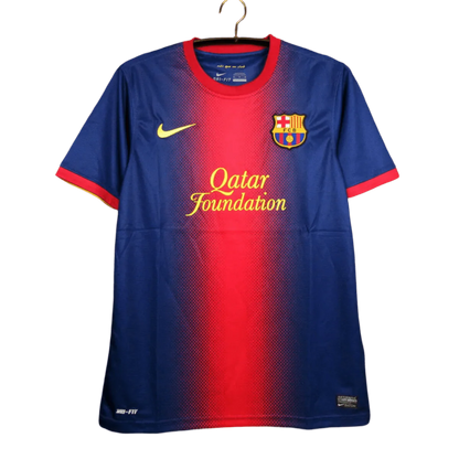 https://cdn.shopify.com/s/files/1/0826/7228/8075/files/20122013-fc-barcelona-qatar-foundation-home-retro-kit-classickits433-604293.webp?v=1741197561