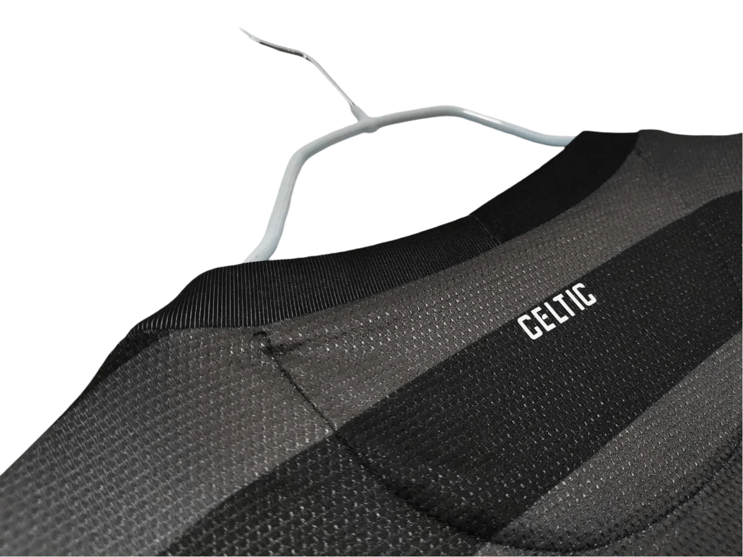 https://cdn.shopify.com/s/files/1/0826/7228/8075/files/20122013-glasgow-celtic-tennents-away-black-125th-anniv-retro-kit-classickits433-141253.webp?v=1741198258
