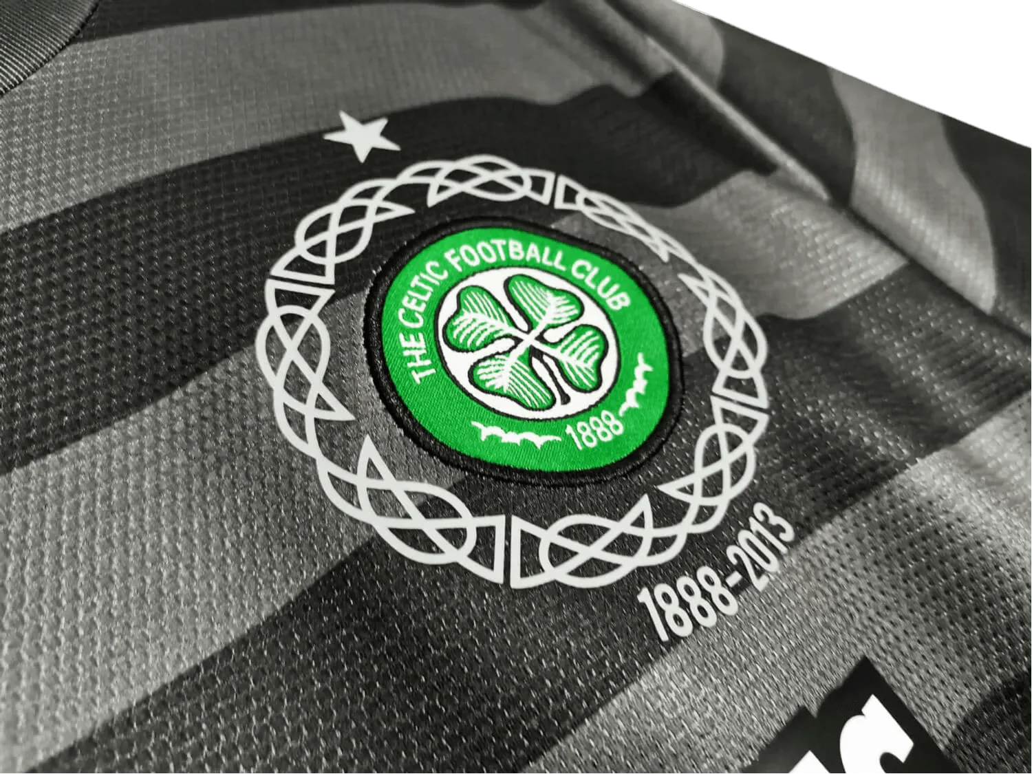 https://cdn.shopify.com/s/files/1/0826/7228/8075/files/20122013-glasgow-celtic-tennents-away-black-125th-anniv-retro-kit-classickits433-258379.webp?v=1741198261
