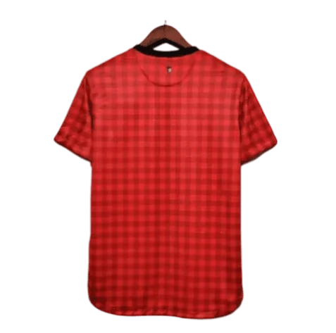 https://cdn.shopify.com/s/files/1/0826/7228/8075/files/20122013-manchester-united-aon-home-retro-kit-classickits433-569156.webp?v=1741197750
