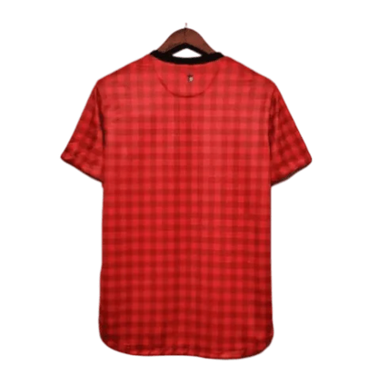 https://cdn.shopify.com/s/files/1/0826/7228/8075/files/20122013-manchester-united-aon-home-retro-kit-classickits433-569156.webp?v=1741197750