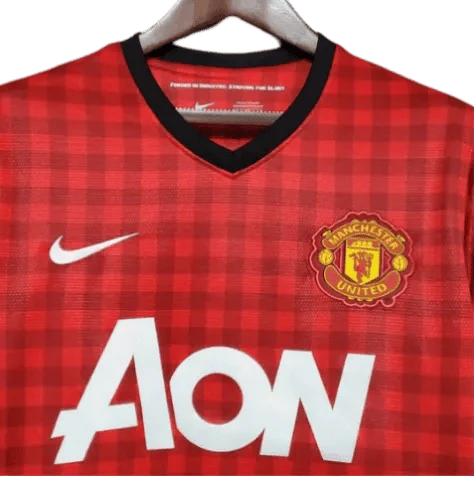 https://cdn.shopify.com/s/files/1/0826/7228/8075/files/20122013-manchester-united-aon-home-retro-kit-classickits433-695093.webp?v=1741197750