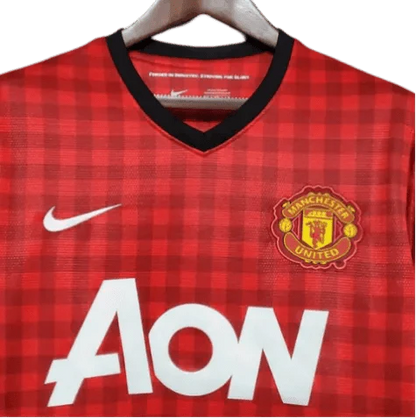 https://cdn.shopify.com/s/files/1/0826/7228/8075/files/20122013-manchester-united-aon-home-retro-kit-classickits433-695093.webp?v=1741197750
