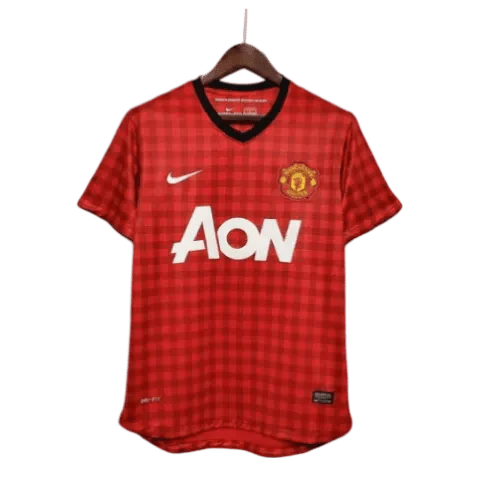 https://cdn.shopify.com/s/files/1/0826/7228/8075/files/20122013-manchester-united-aon-home-retro-kit-classickits433-822364.webp?v=1741197748