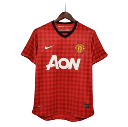 https://cdn.shopify.com/s/files/1/0826/7228/8075/files/20122013-manchester-united-aon-home-retro-kit-classickits433-822364.webp?v=1741197748
