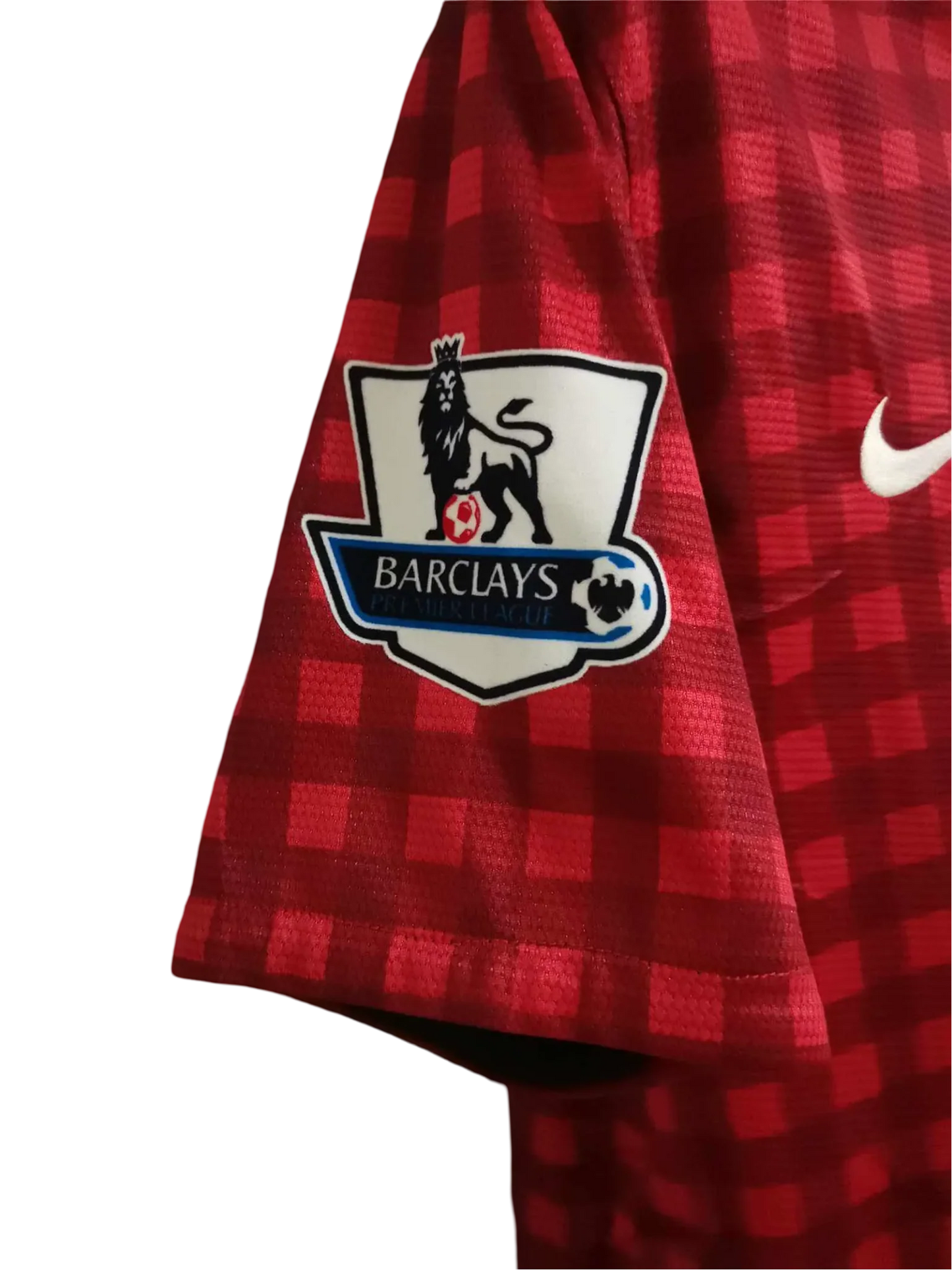 https://cdn.shopify.com/s/files/1/0826/7228/8075/files/20122013-manchester-united-aon-home-retro-kit-classickits433-841233.webp?v=1741197754
