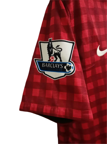 https://cdn.shopify.com/s/files/1/0826/7228/8075/files/20122013-manchester-united-aon-home-retro-kit-classickits433-841233.webp?v=1741197754