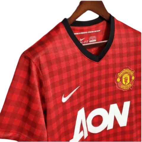 https://cdn.shopify.com/s/files/1/0826/7228/8075/files/20122013-manchester-united-aon-home-retro-kit-classickits433-860490.webp?v=1741197748