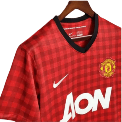 https://cdn.shopify.com/s/files/1/0826/7228/8075/files/20122013-manchester-united-aon-home-retro-kit-classickits433-860490.webp?v=1741197748
