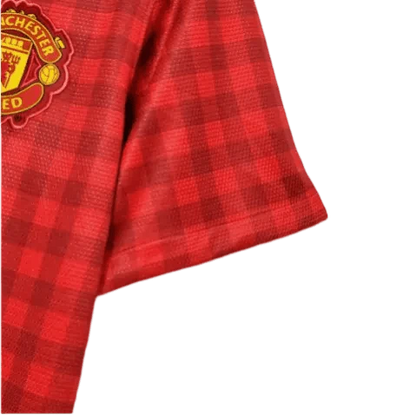 https://cdn.shopify.com/s/files/1/0826/7228/8075/files/20122013-manchester-united-aon-home-retro-kit-classickits433-868389.webp?v=1741197749