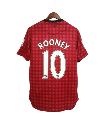 https://cdn.shopify.com/s/files/1/0826/7228/8075/files/20122013-manchester-united-aon-home-retro-kit-classickits433-929830.webp?v=1741197750