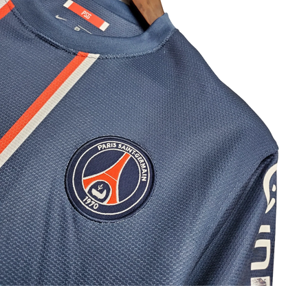 https://cdn.shopify.com/s/files/1/0826/7228/8075/files/20122013-paris-saint-germain-fly-emirates-home-retro-jersey-232983.webp?v=1741198010