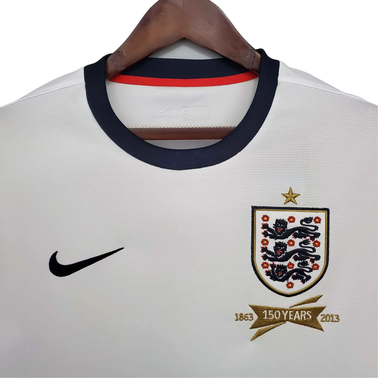 https://cdn.shopify.com/s/files/1/0826/7228/8075/files/2013-england-home-retro-kit-260550.webp?v=1741197044