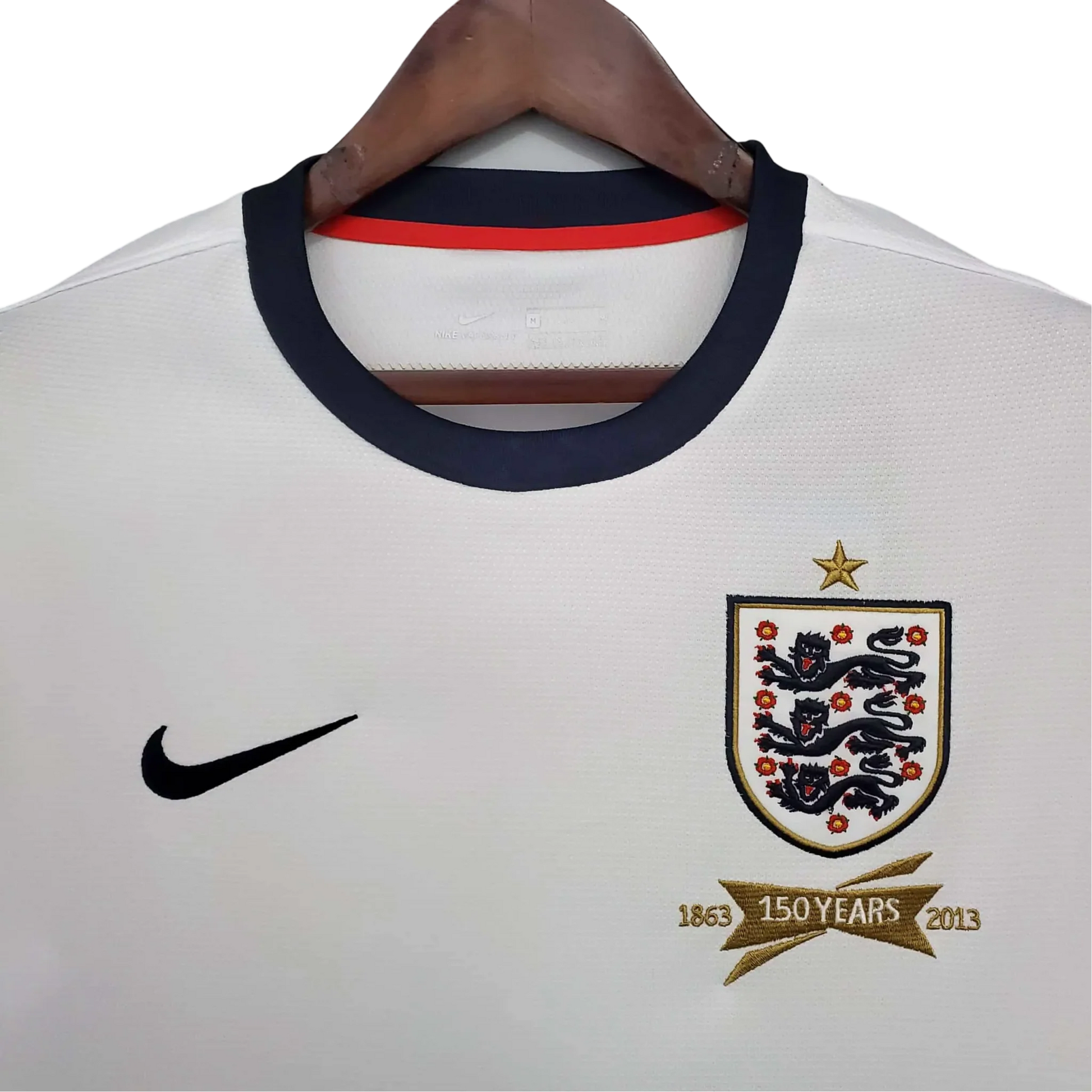 https://cdn.shopify.com/s/files/1/0826/7228/8075/files/2013-england-home-retro-kit-260550.webp?v=1741197044