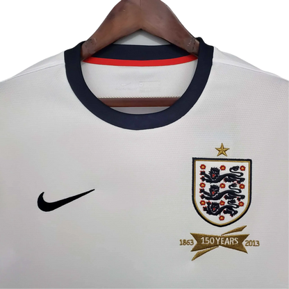 https://cdn.shopify.com/s/files/1/0826/7228/8075/files/2013-england-home-retro-kit-260550.webp?v=1741197044